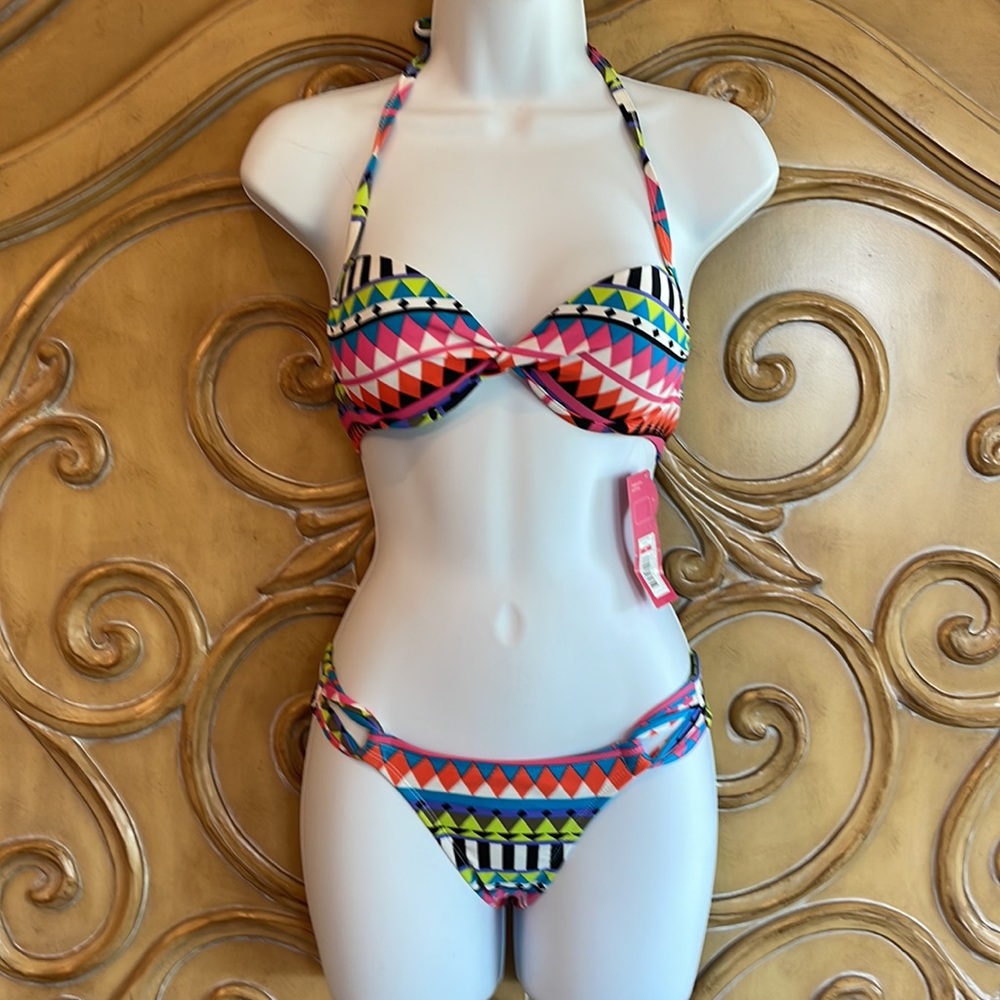 NWT geometric push-up bikini top
